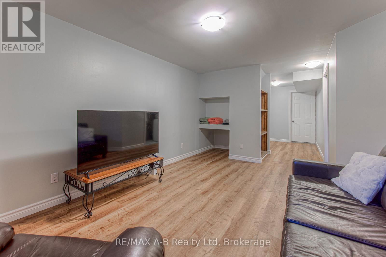 290 NORMAN STREET Image 28