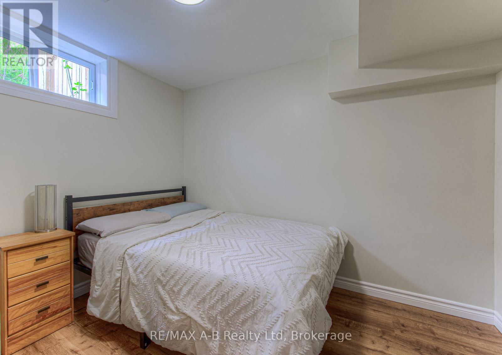 290 NORMAN STREET Image 31