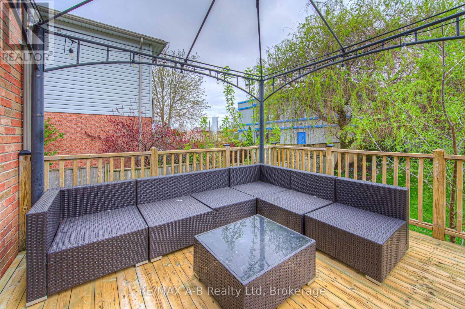 290 NORMAN STREET Image 32