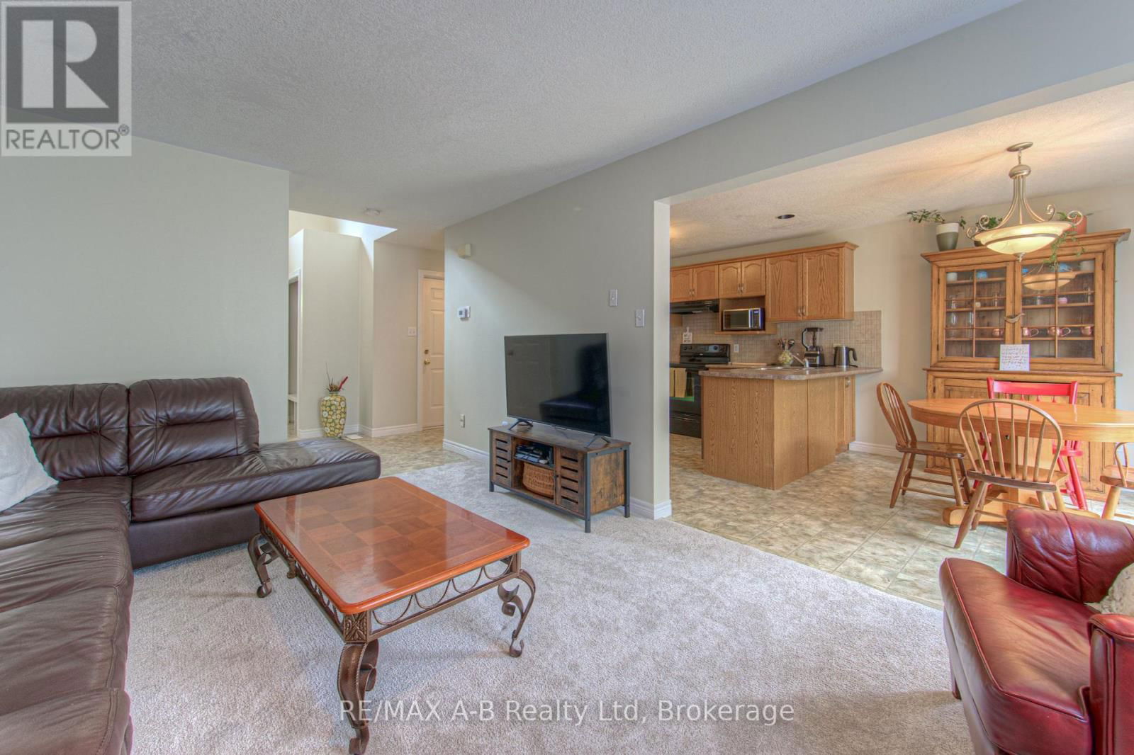 290 NORMAN STREET Image 9