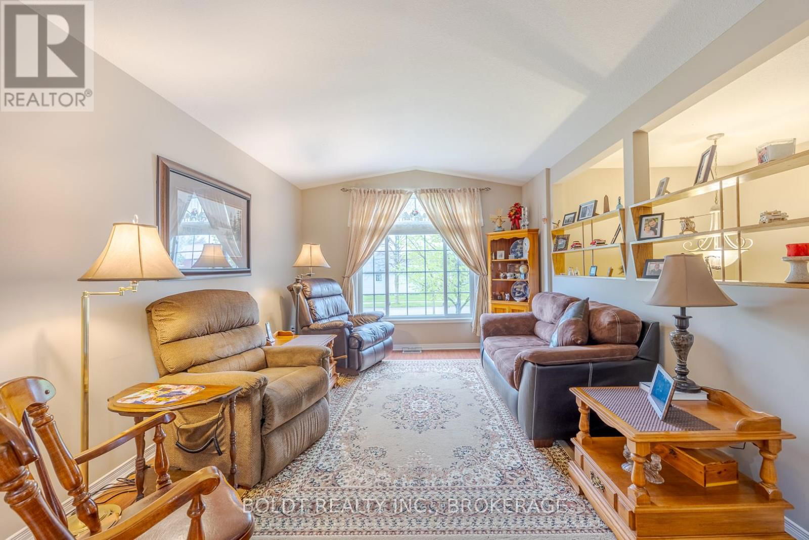 33 FOXTAIL AVENUE SOUTH Image 10