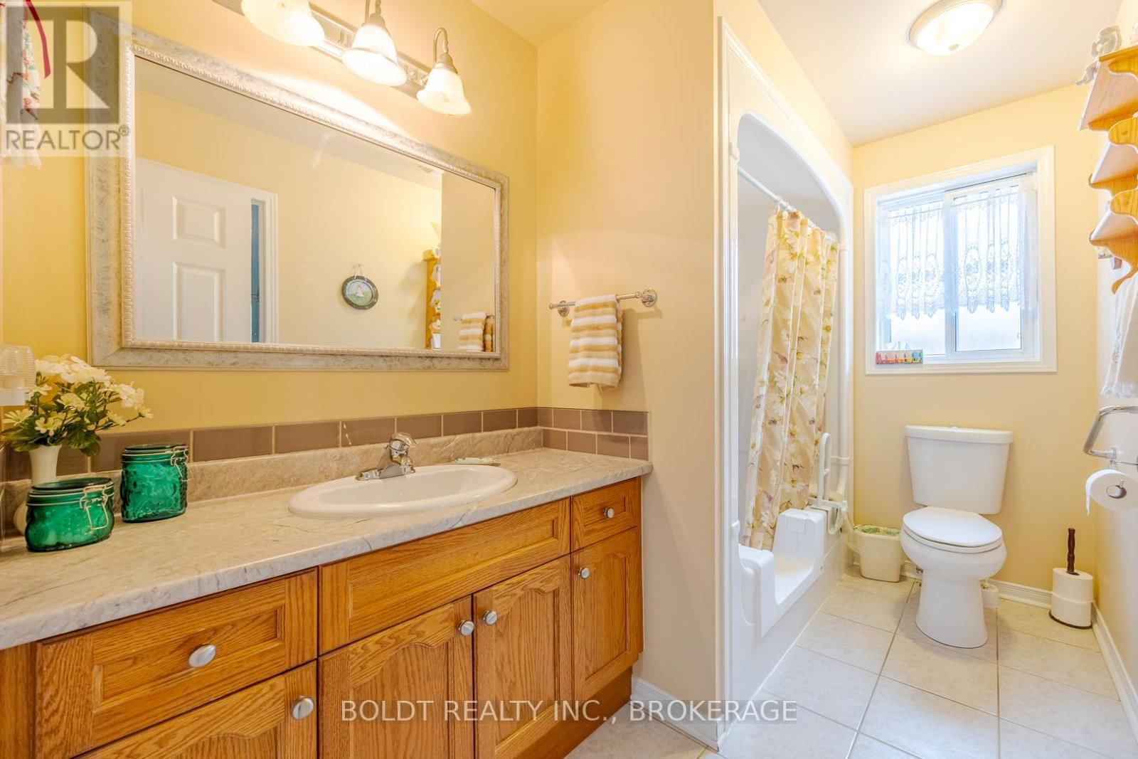 33 FOXTAIL AVENUE SOUTH Image 11