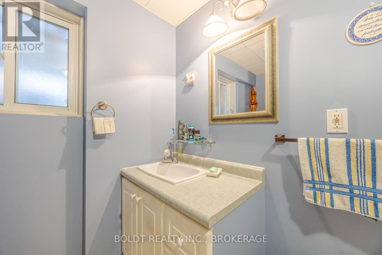 33 FOXTAIL AVENUE SOUTH Image 17