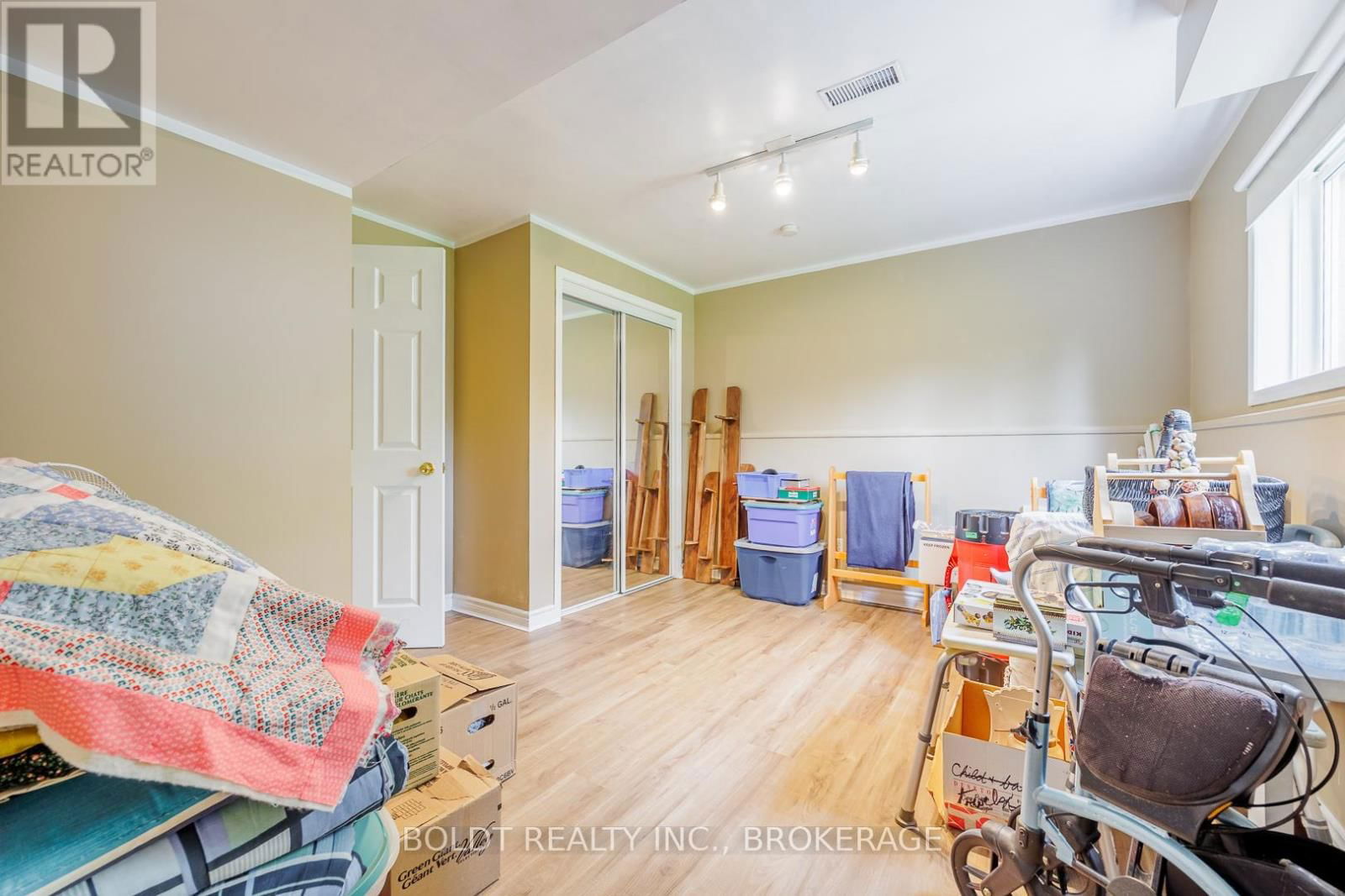 33 FOXTAIL AVENUE SOUTH Image 19