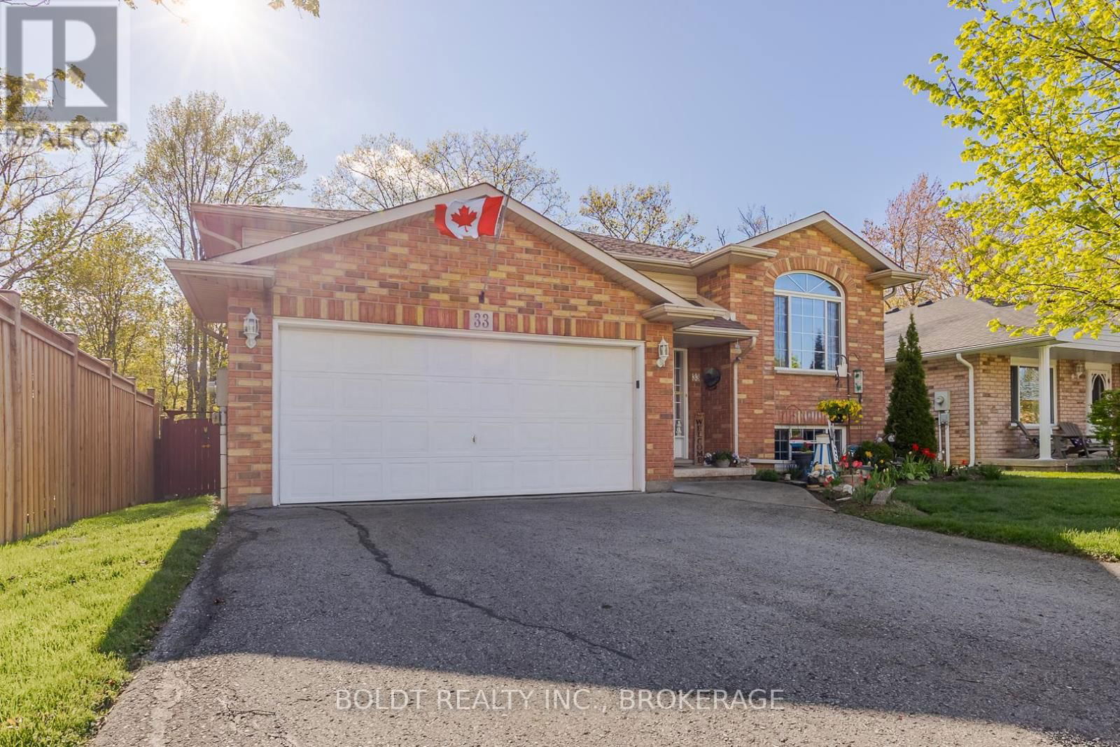 33 FOXTAIL AVENUE SOUTH Image 2