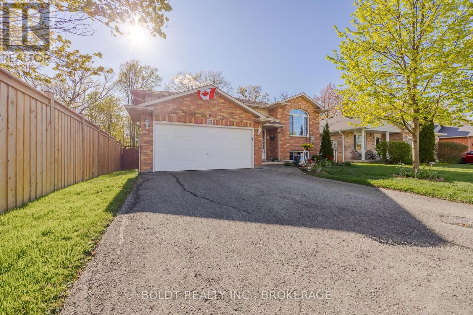 33 FOXTAIL AVENUE SOUTH Image 3