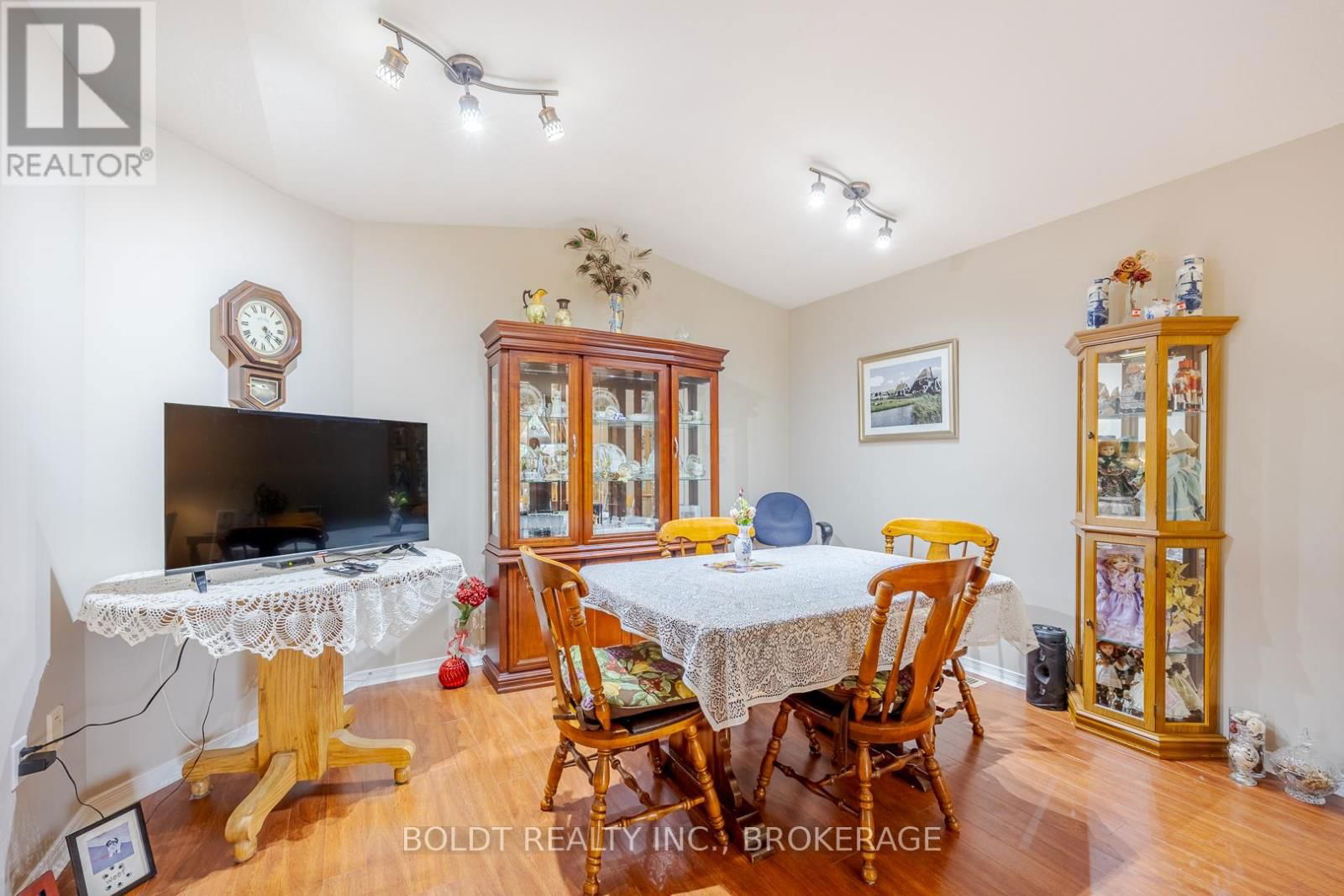 33 FOXTAIL AVENUE SOUTH Image 8