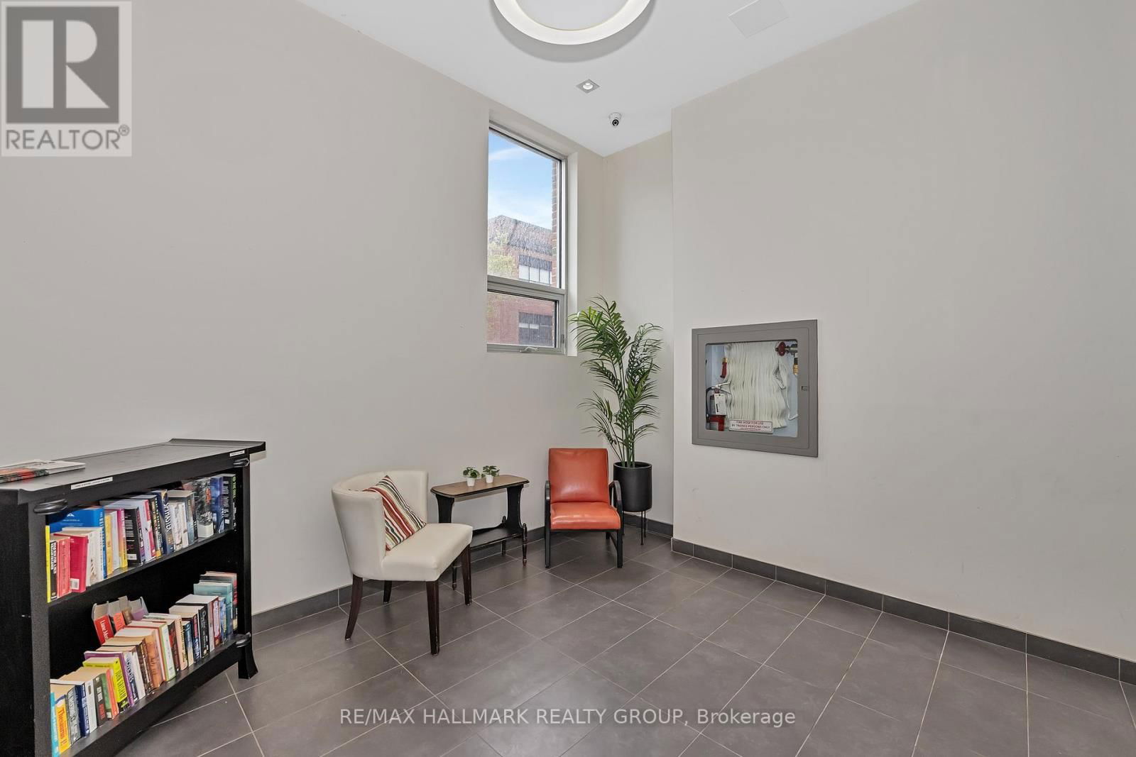 201 - 390 BOOTH STREET Image 3