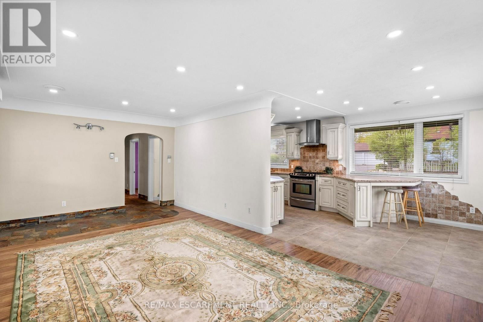 8 NORTHCLIFFE AVENUE Image 15