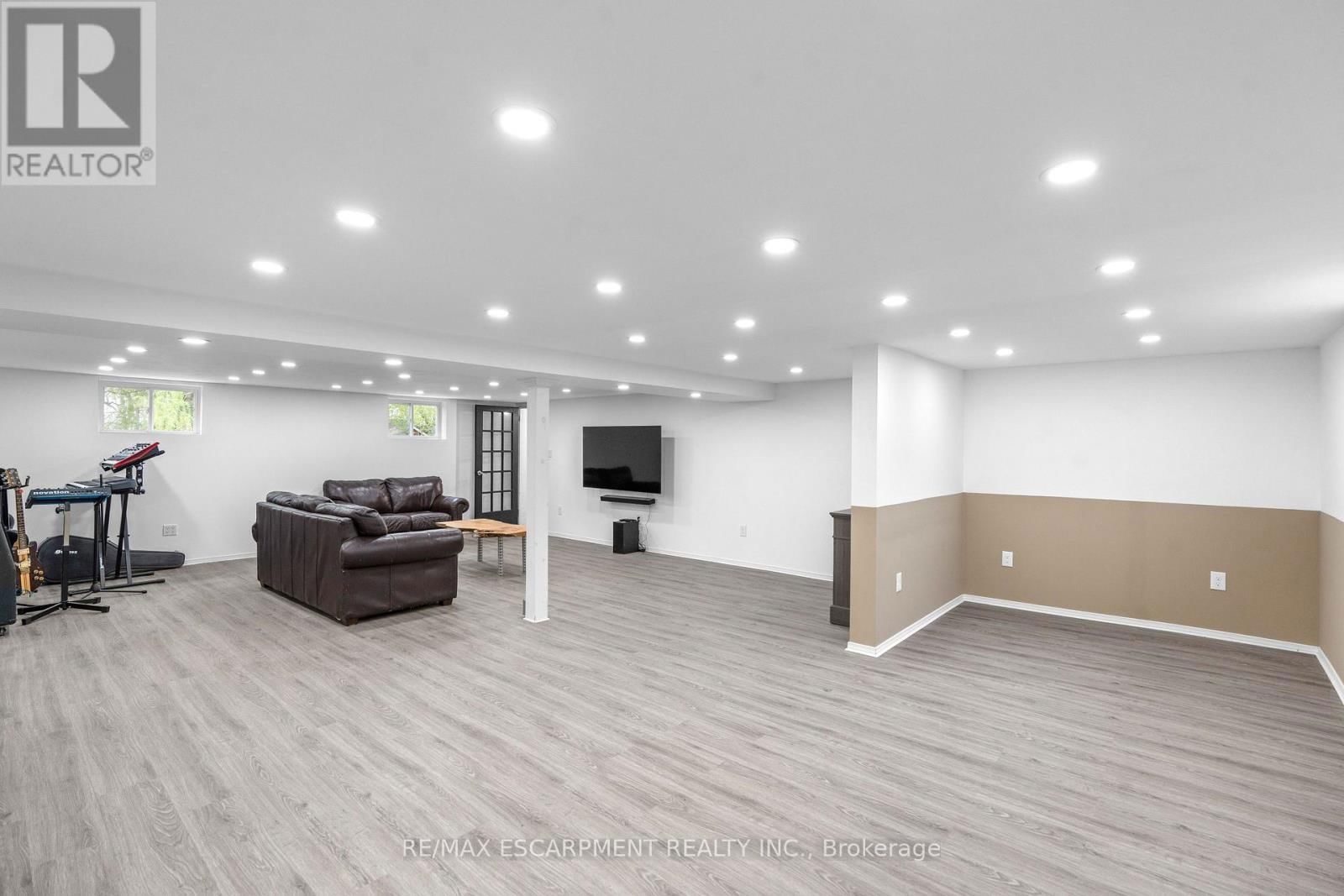 8 NORTHCLIFFE AVENUE Image 40