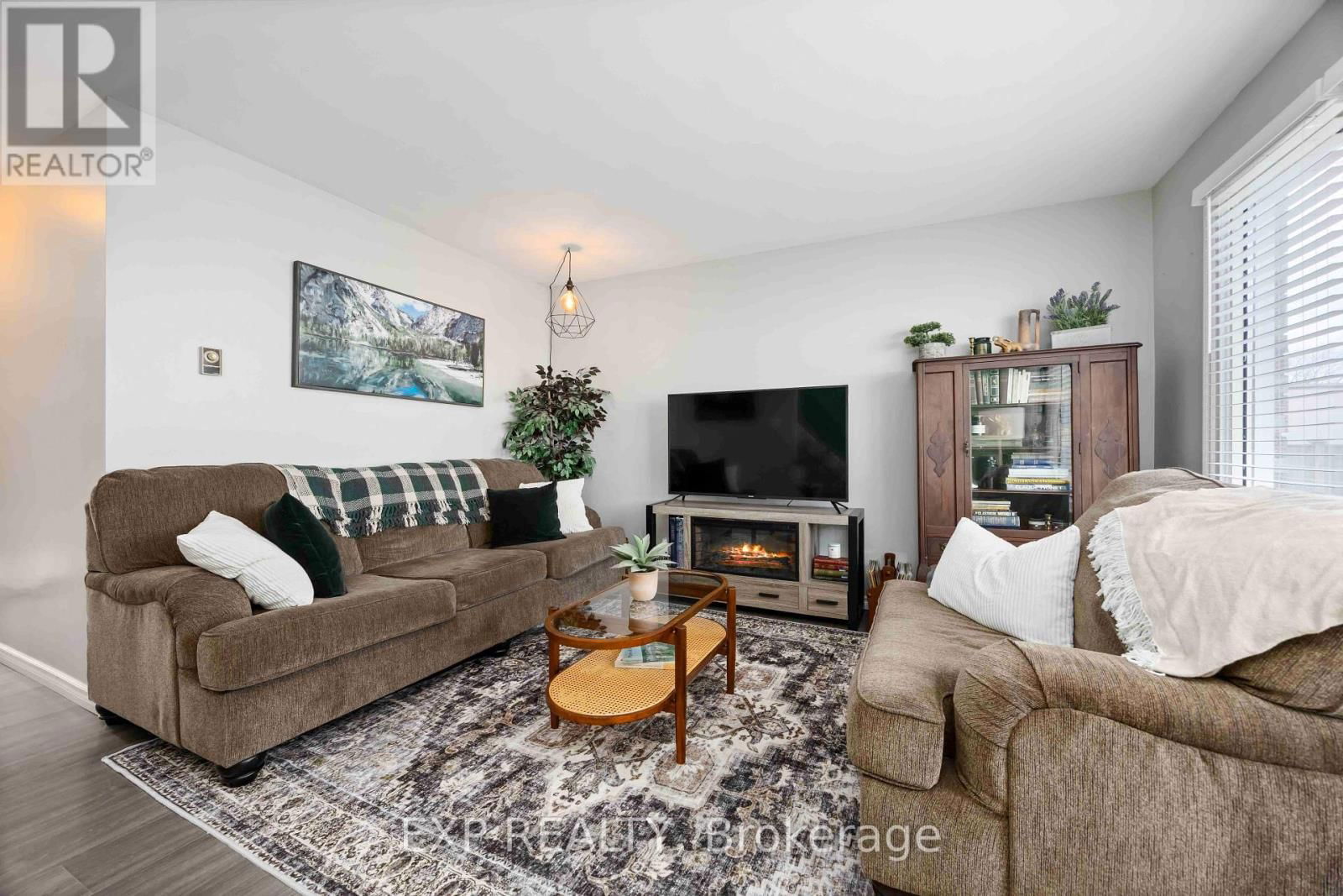 6 - 847 ROSS AVENUE Image 8