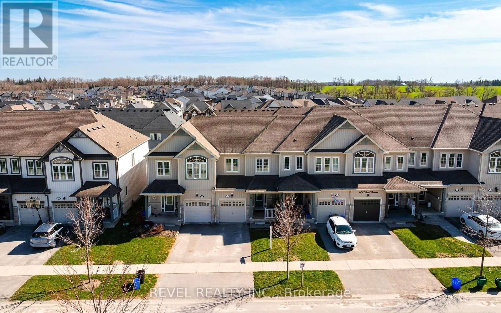 915 COOK CRESCENT Image 1
