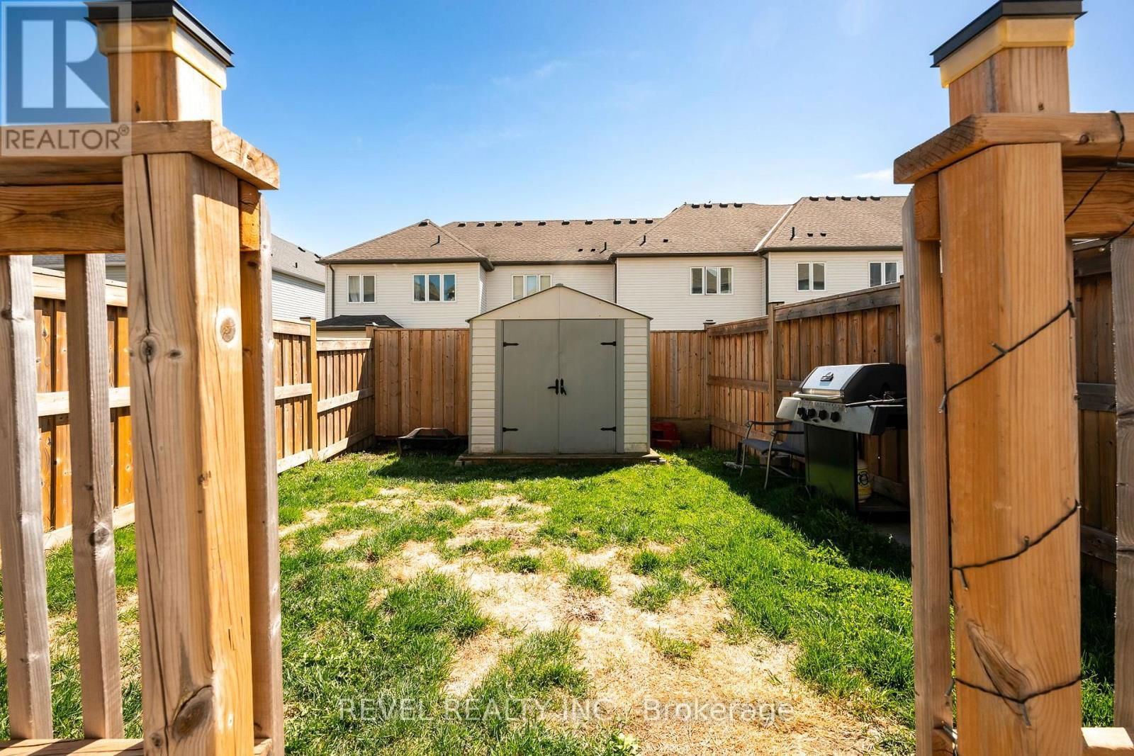 915 COOK CRESCENT Image 30