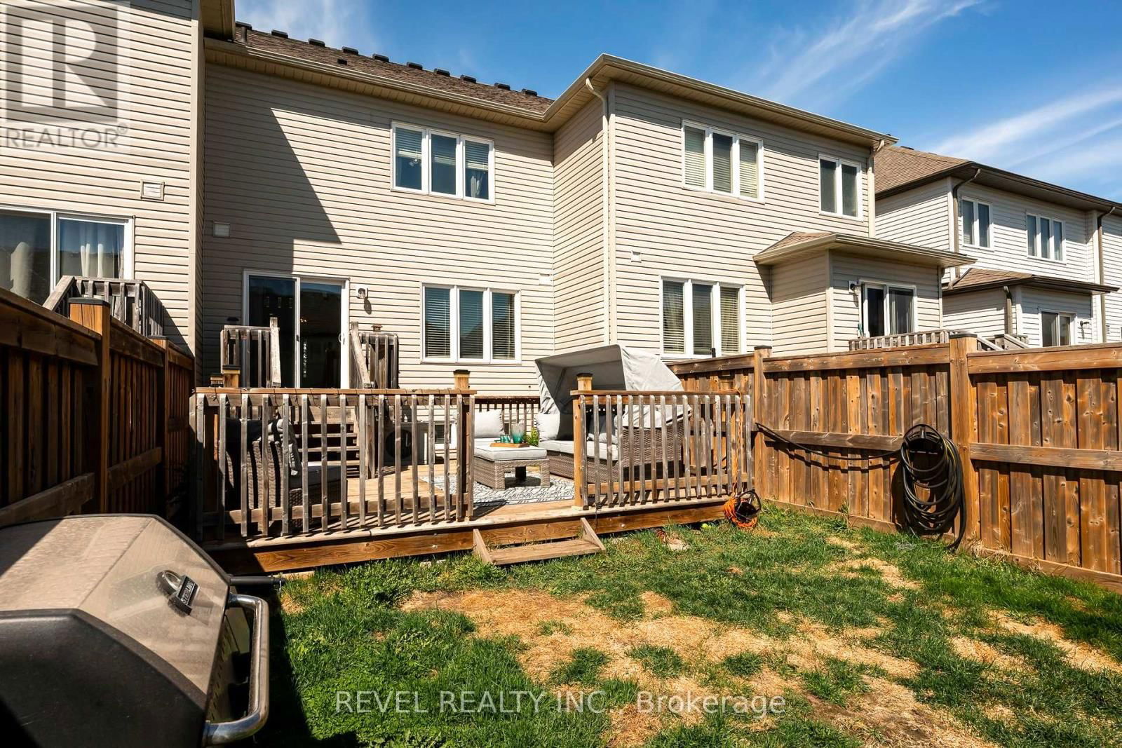 915 COOK CRESCENT Image 31