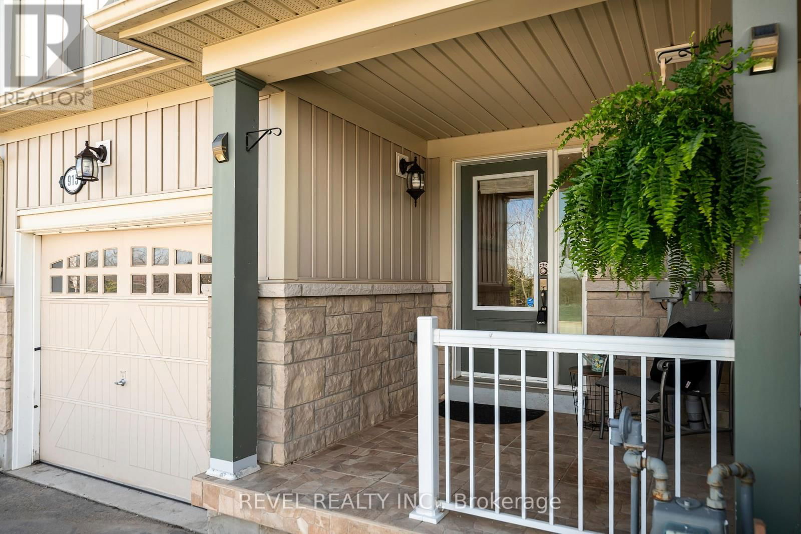 915 COOK CRESCENT Image 4