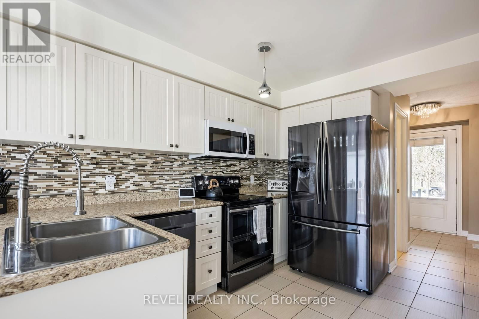 915 COOK CRESCENT Image 9
