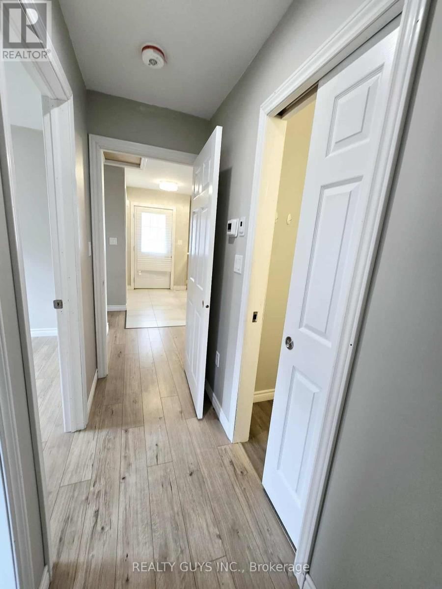 909 FAIRBAIRN STREET Image 16