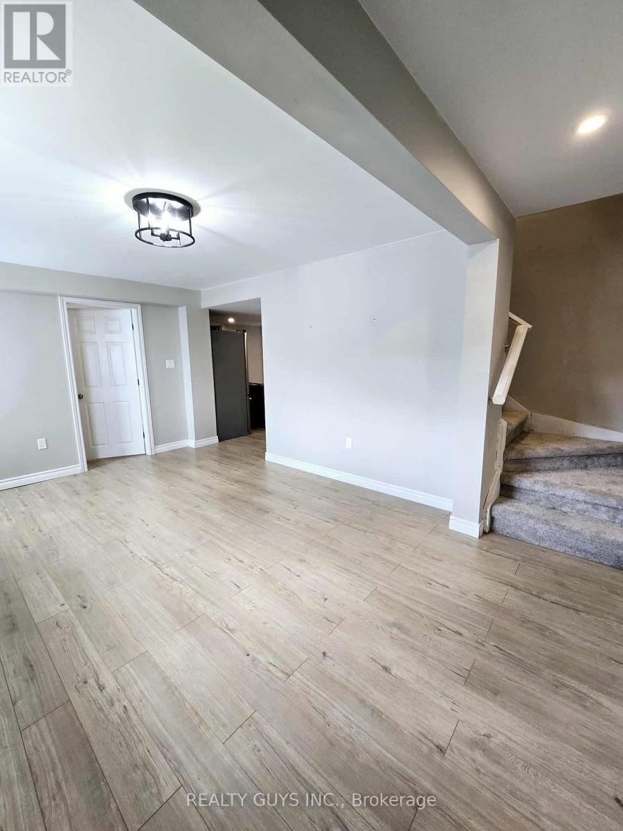 909 FAIRBAIRN STREET Image 19