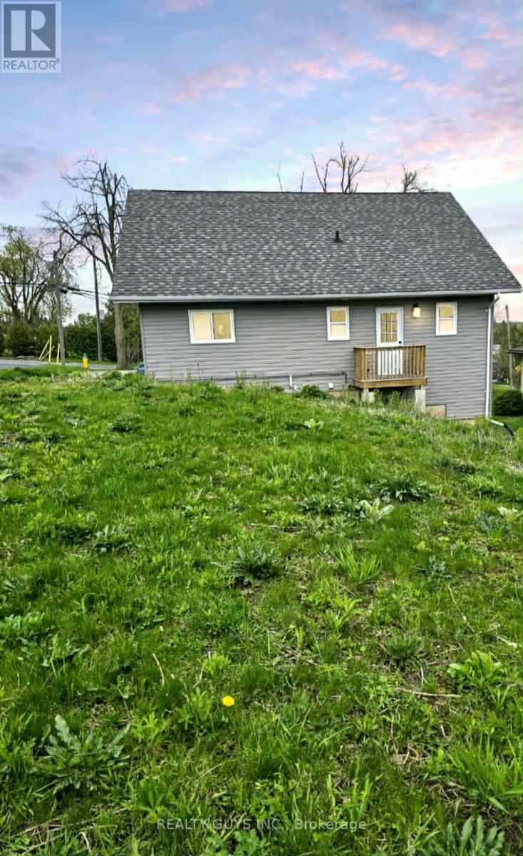 909 FAIRBAIRN STREET Image 26
