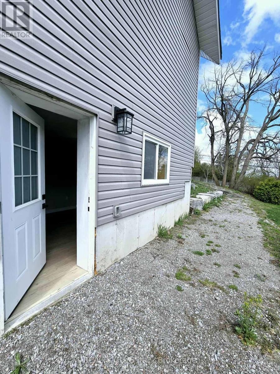 909 FAIRBAIRN STREET Image 3