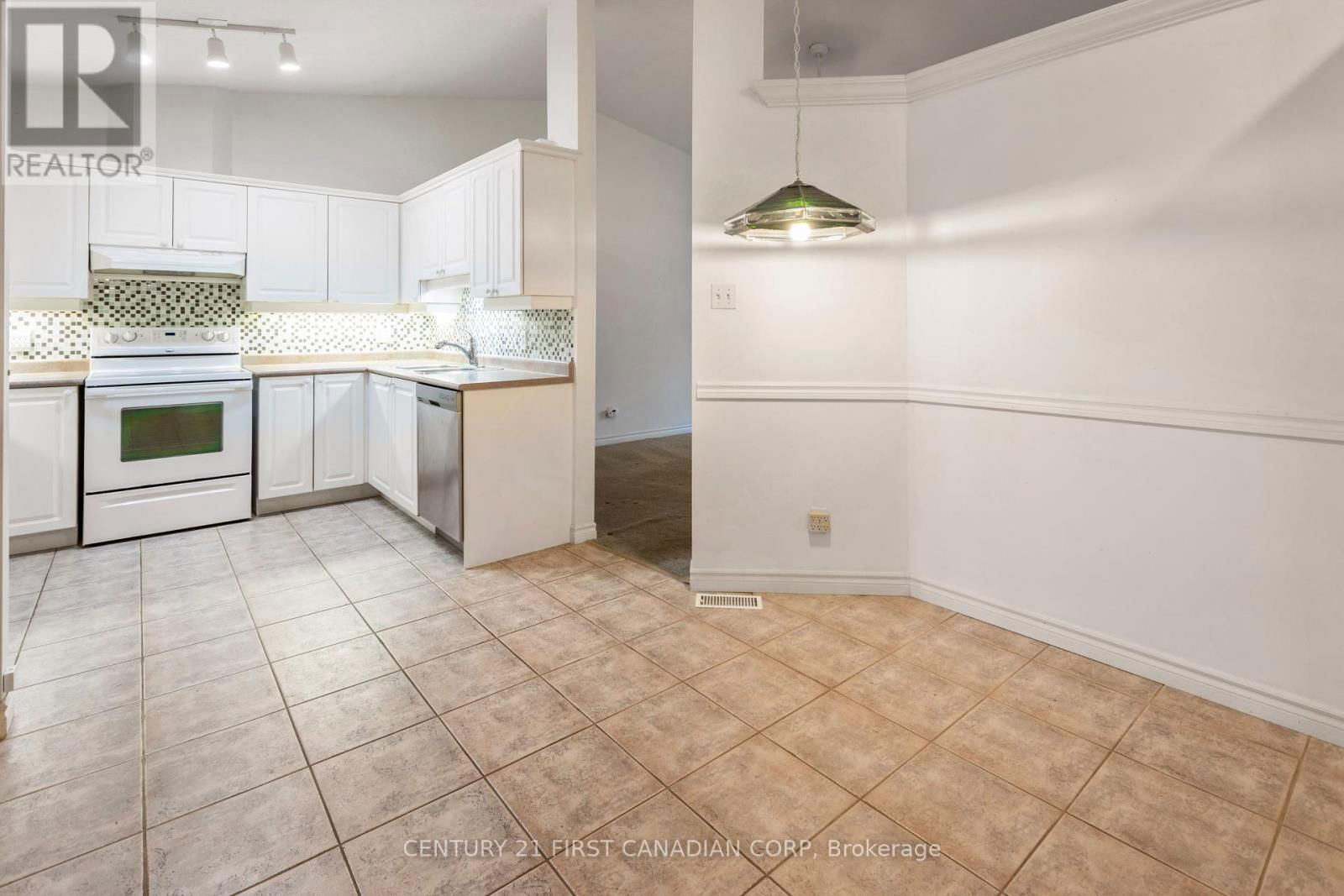 10 - 1241 BEAVERBROOK AVENUE Image 12