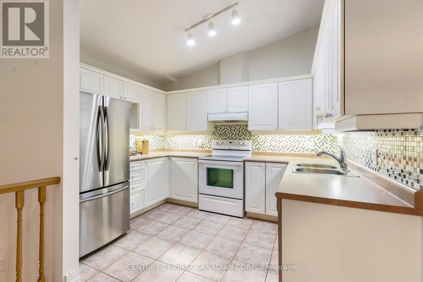 10 - 1241 BEAVERBROOK AVENUE Image 13