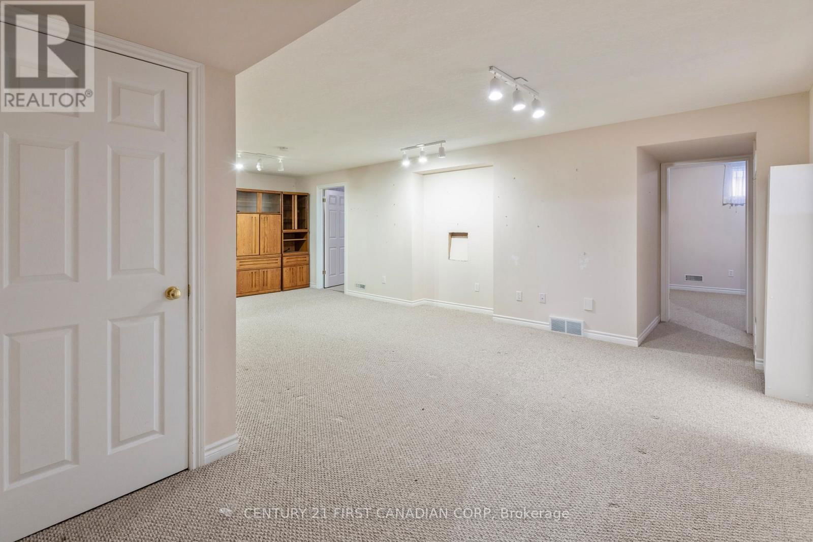 10 - 1241 BEAVERBROOK AVENUE Image 19