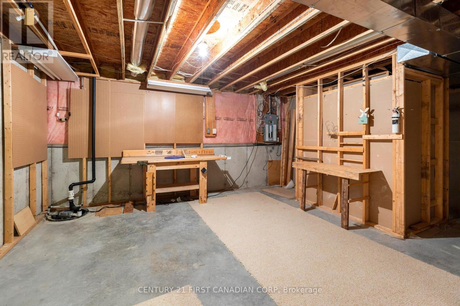 10 - 1241 BEAVERBROOK AVENUE Image 24