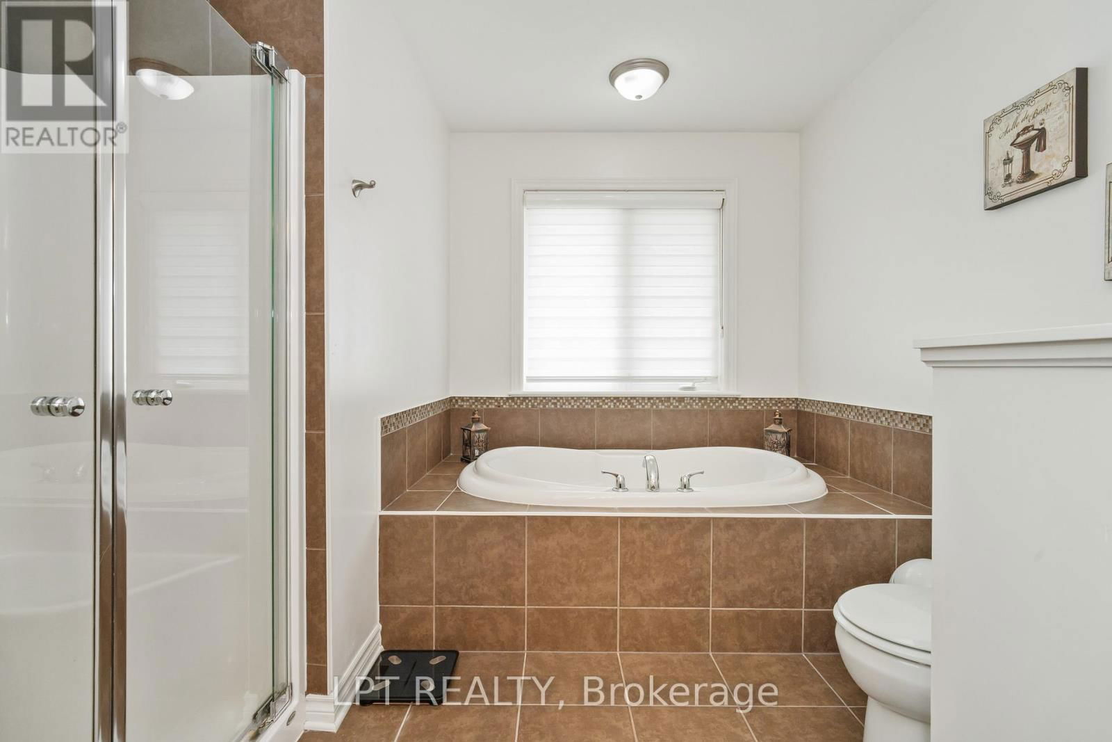 140 MONTARGIS CIRCLE Image 16
