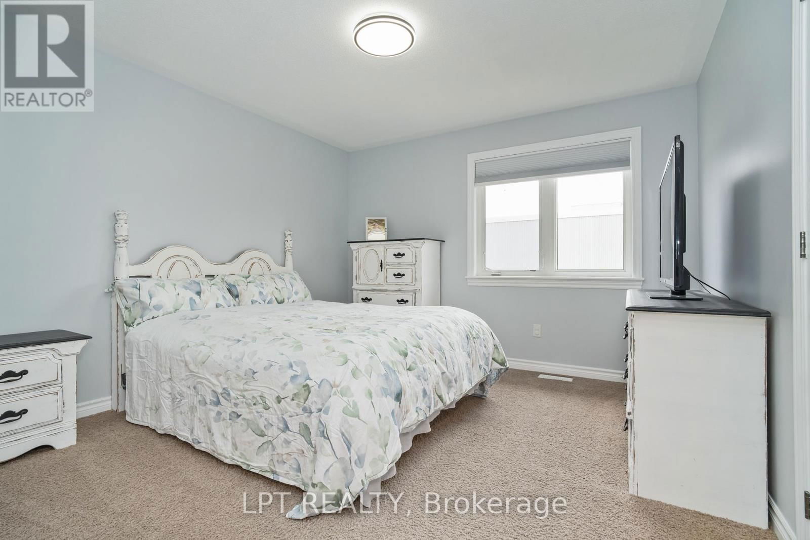 140 MONTARGIS CIRCLE Image 17