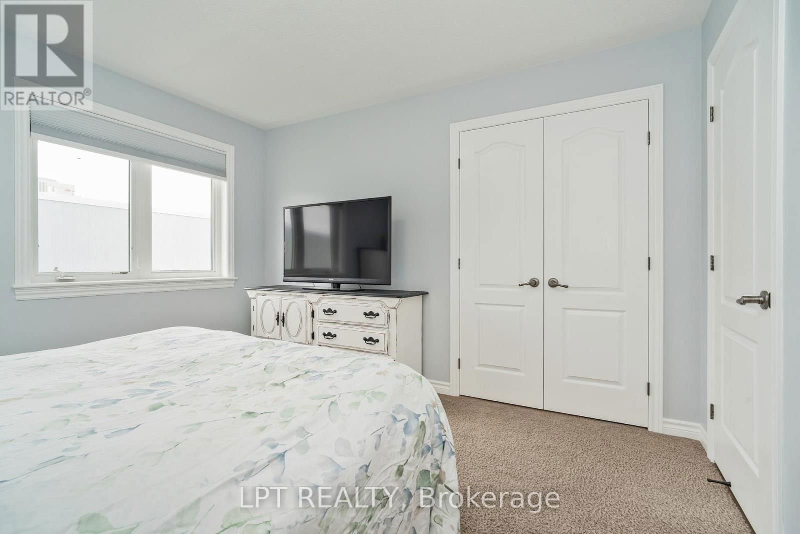 140 MONTARGIS CIRCLE Image 18
