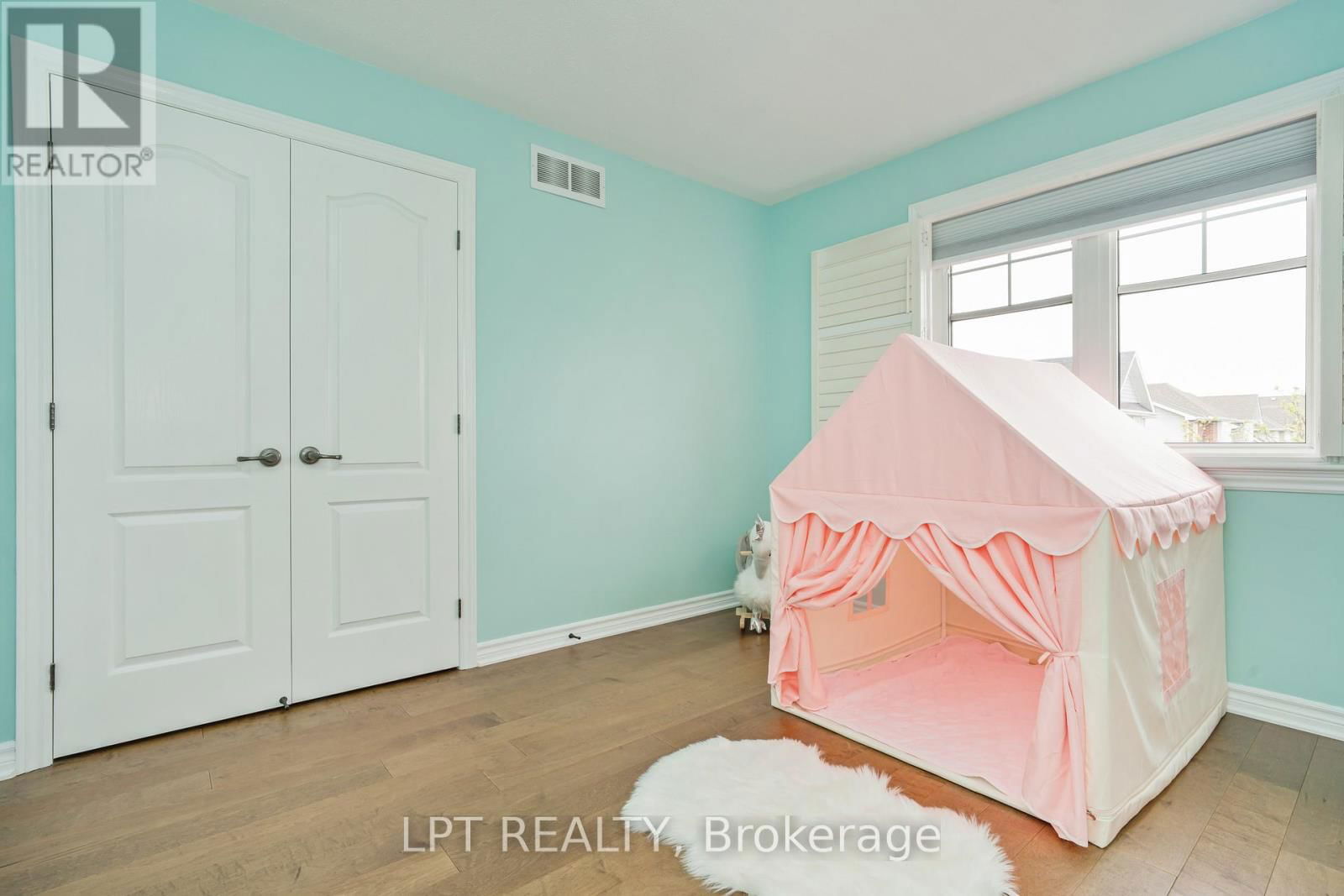 140 MONTARGIS CIRCLE Image 21