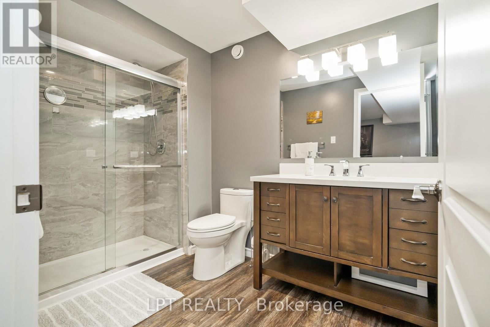 140 MONTARGIS CIRCLE Image 29