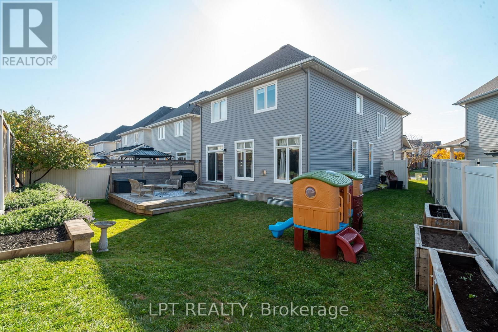 140 MONTARGIS CIRCLE Image 30