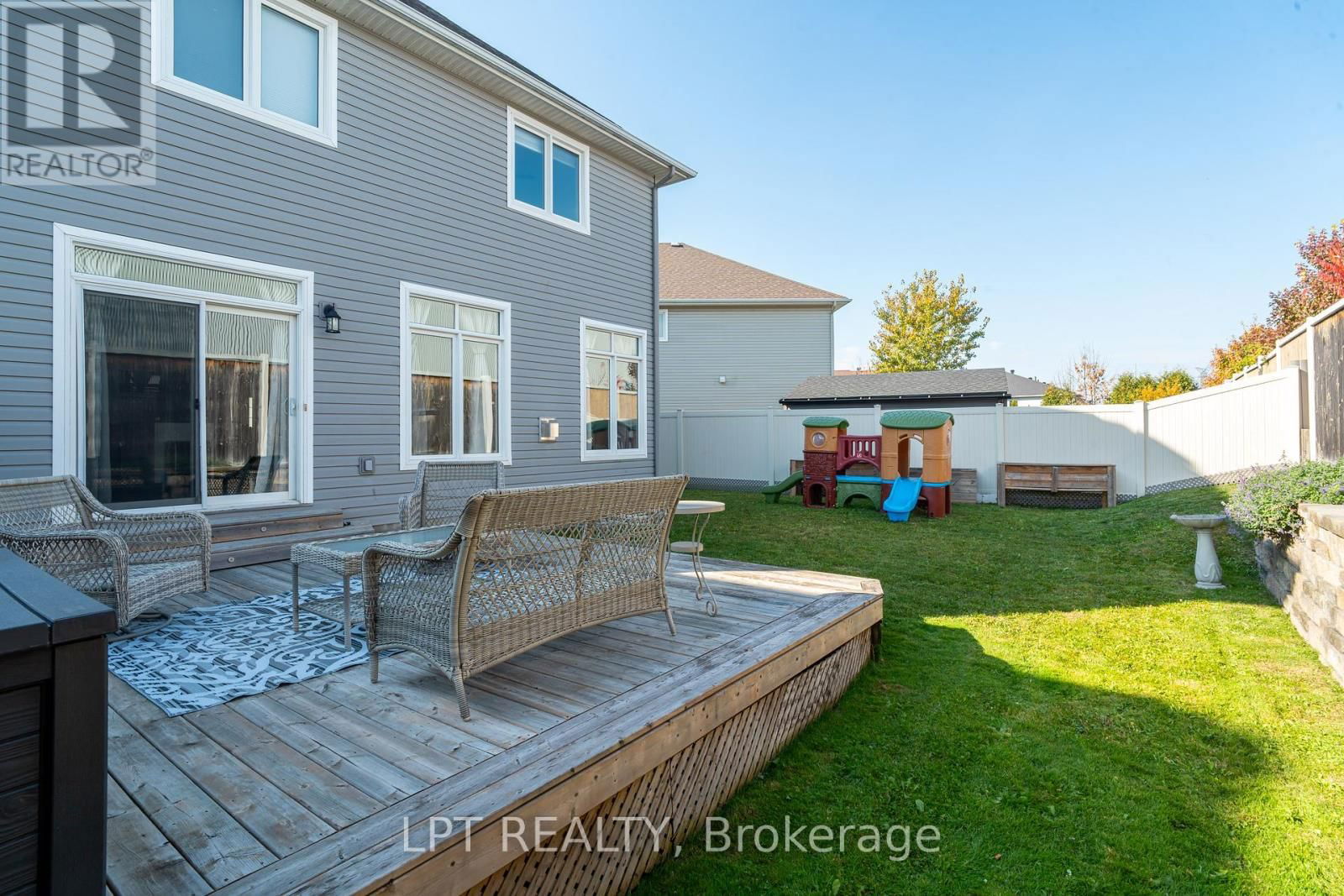 140 MONTARGIS CIRCLE Image 31