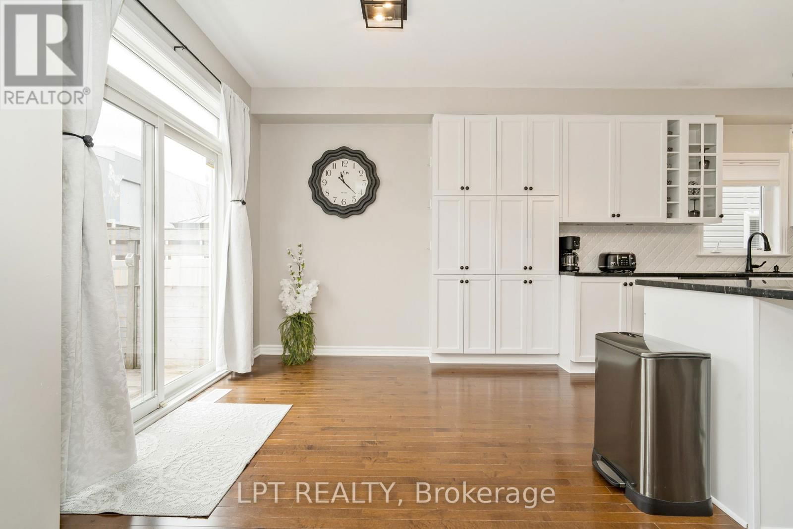140 MONTARGIS CIRCLE Image 8