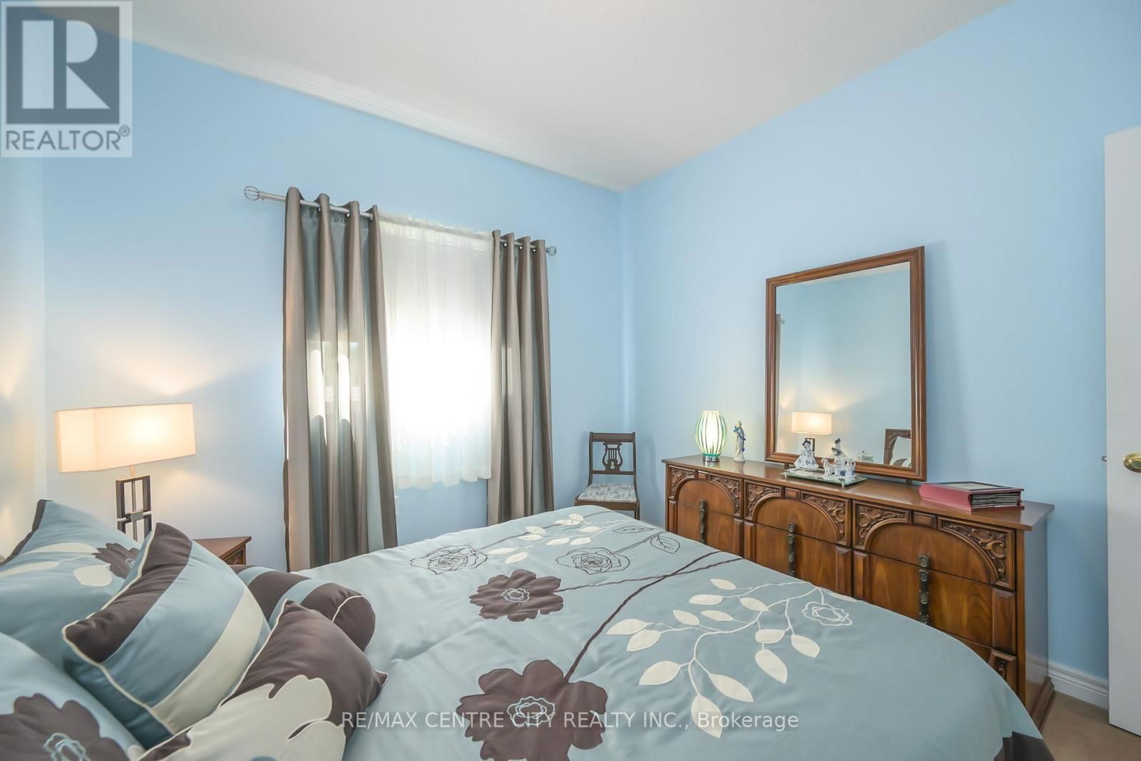 267 - 2025 MEADOWGATE BOULEVARD Image 15