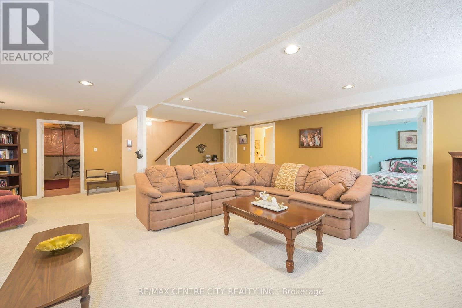 267 - 2025 MEADOWGATE BOULEVARD Image 19