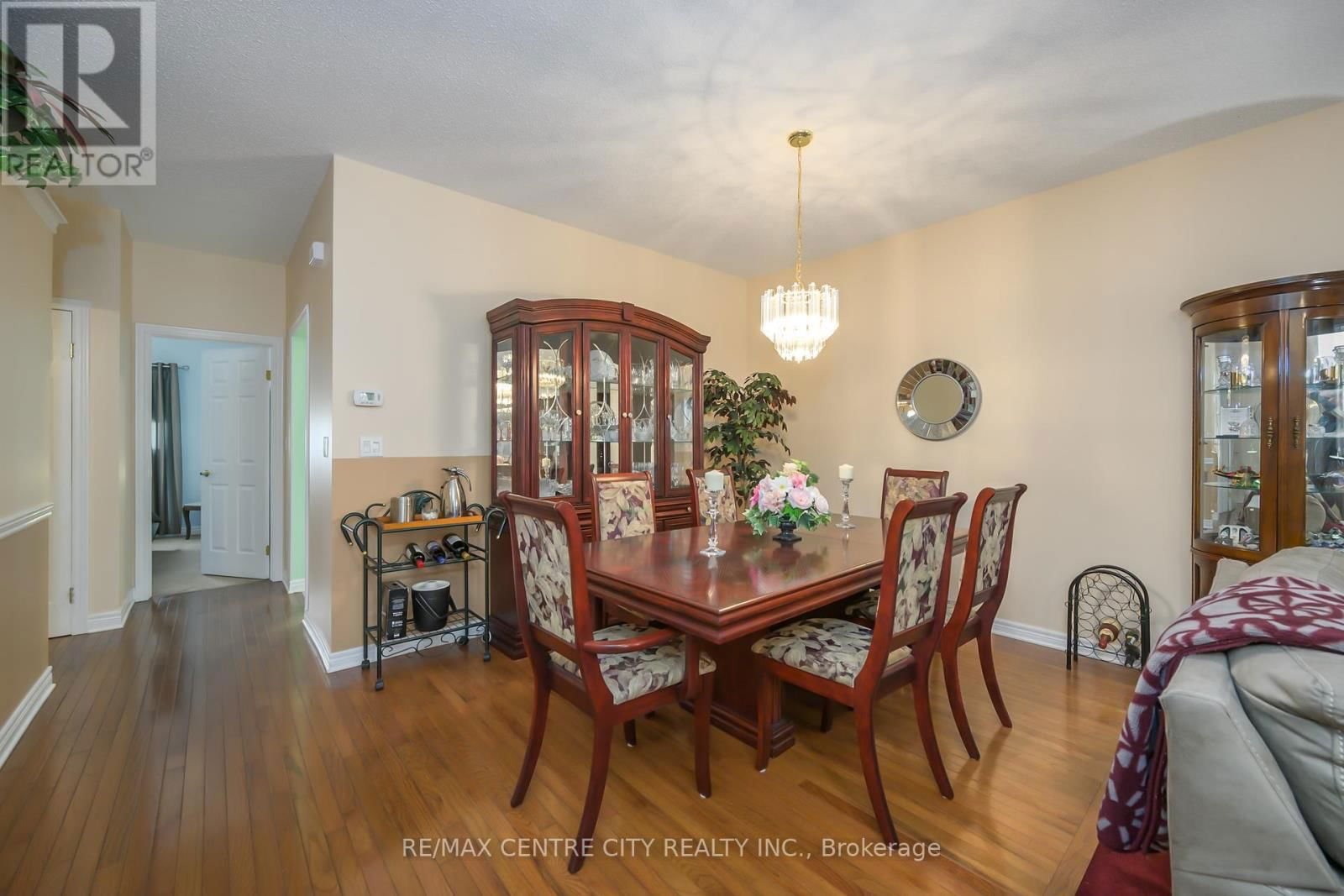 267 - 2025 MEADOWGATE BOULEVARD Image 6