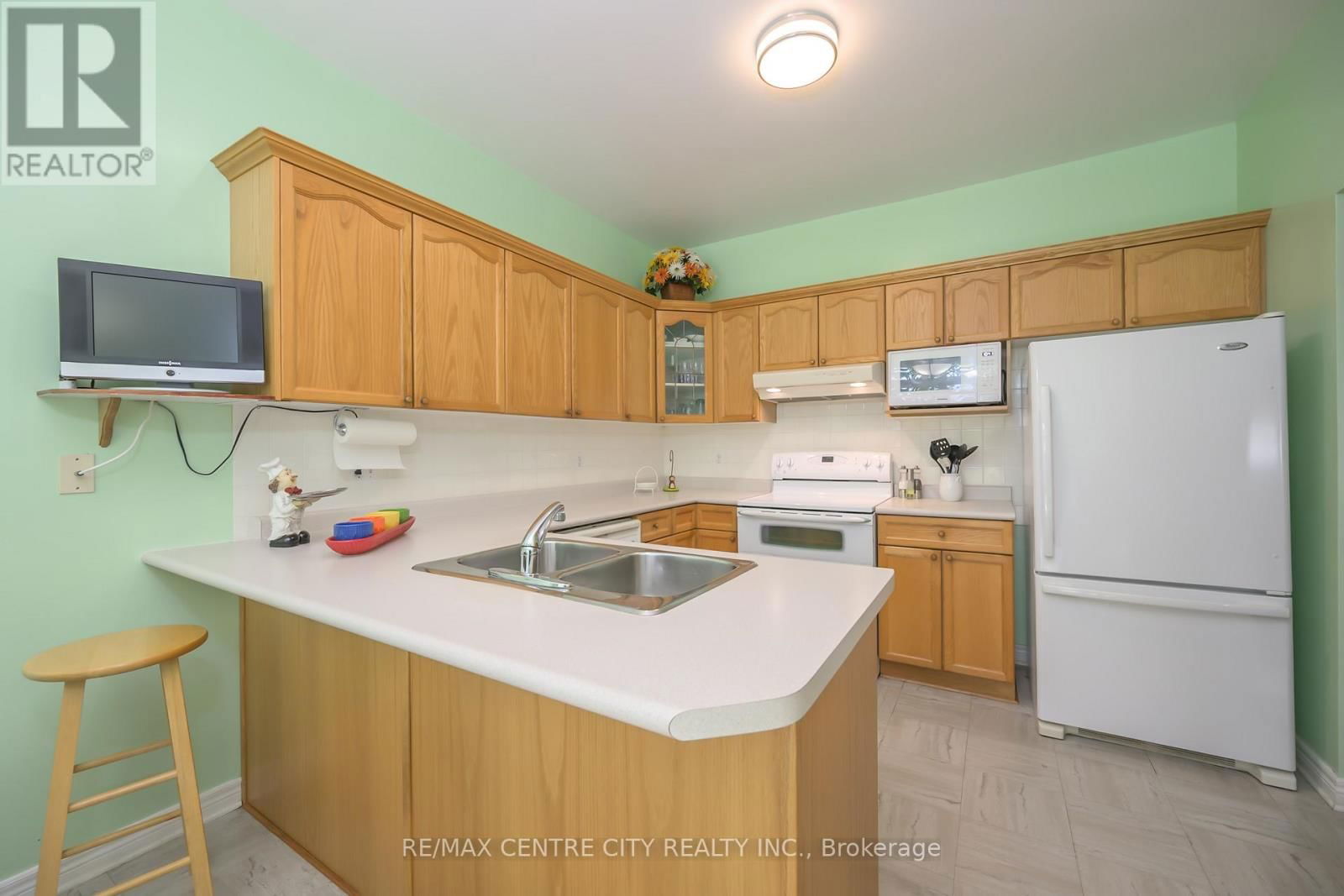 267 - 2025 MEADOWGATE BOULEVARD Image 7