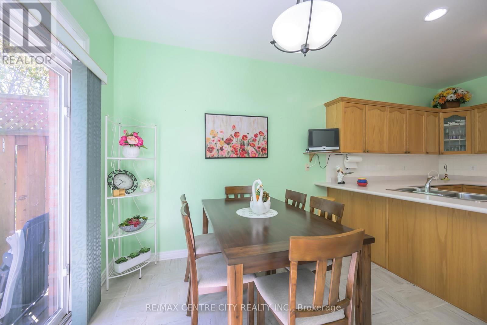 267 - 2025 MEADOWGATE BOULEVARD Image 9