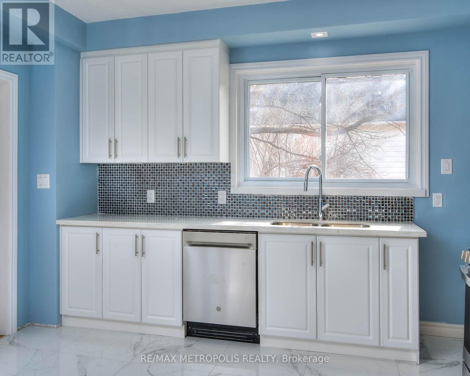 539 MOORE STREET Image 10
