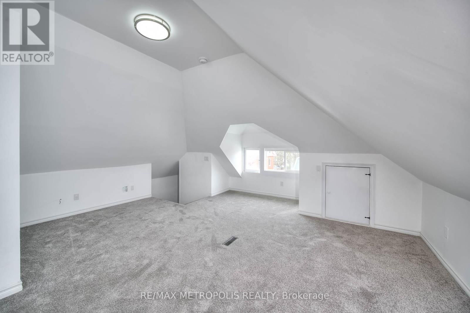 539 MOORE STREET Image 24