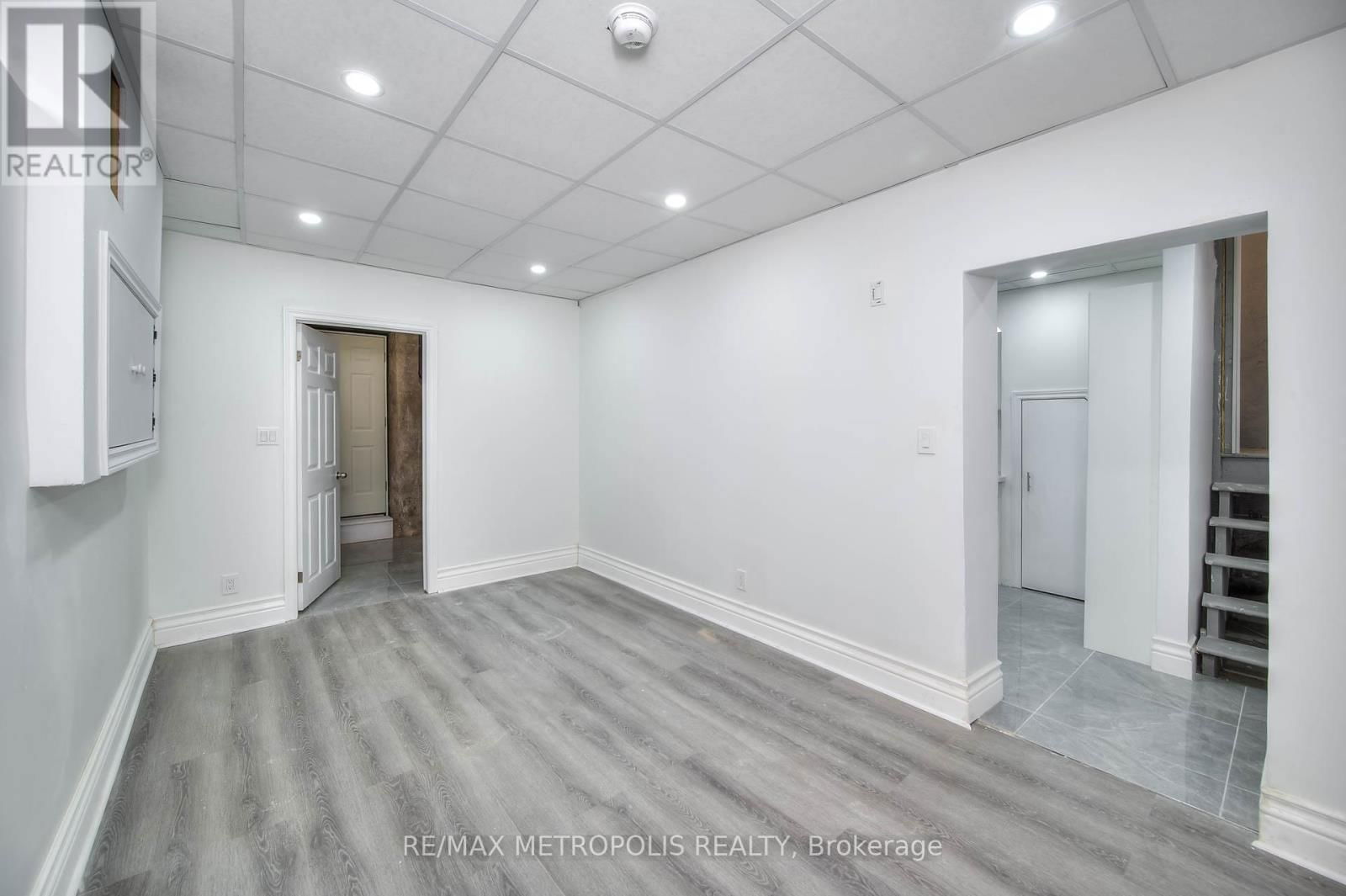 539 MOORE STREET Image 32