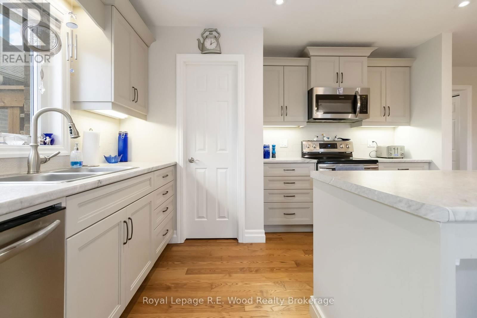 301 WILSON AVENUE Image 15