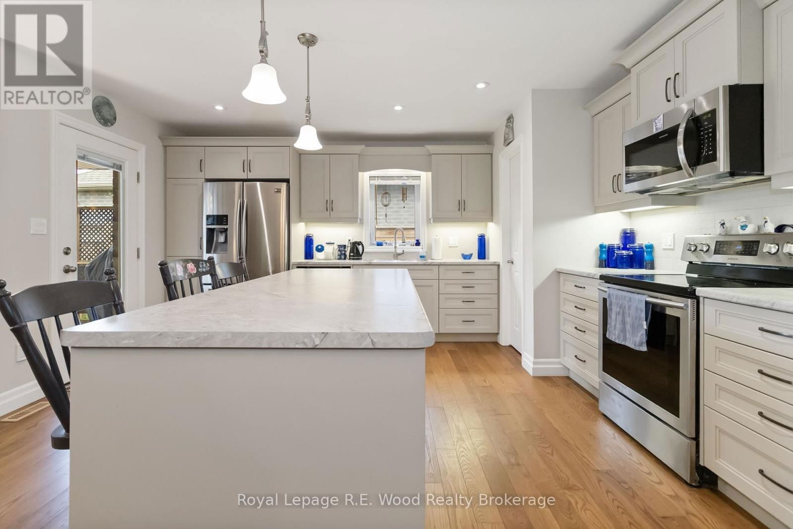 301 WILSON AVENUE Image 19