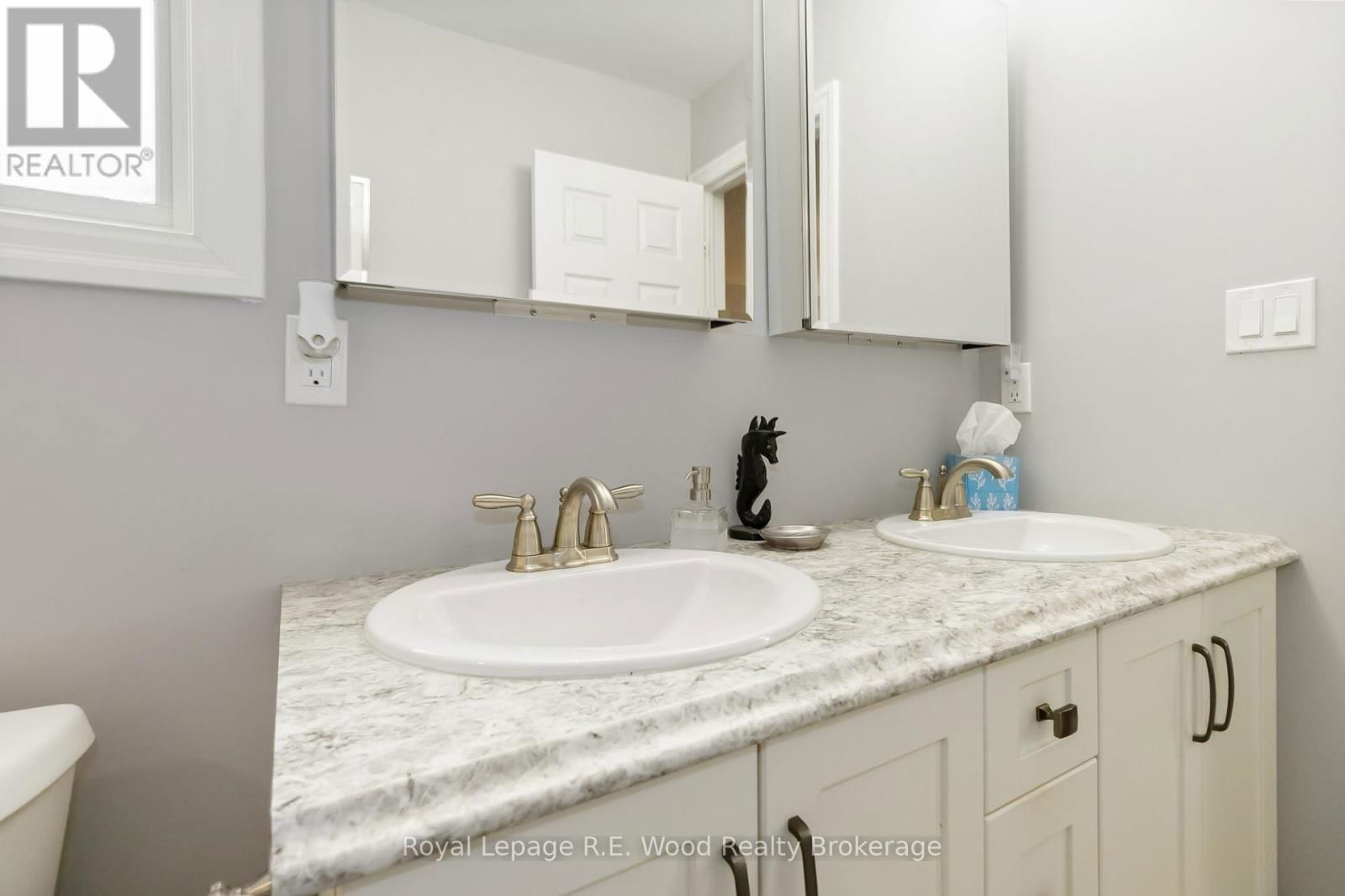 301 WILSON AVENUE Image 28
