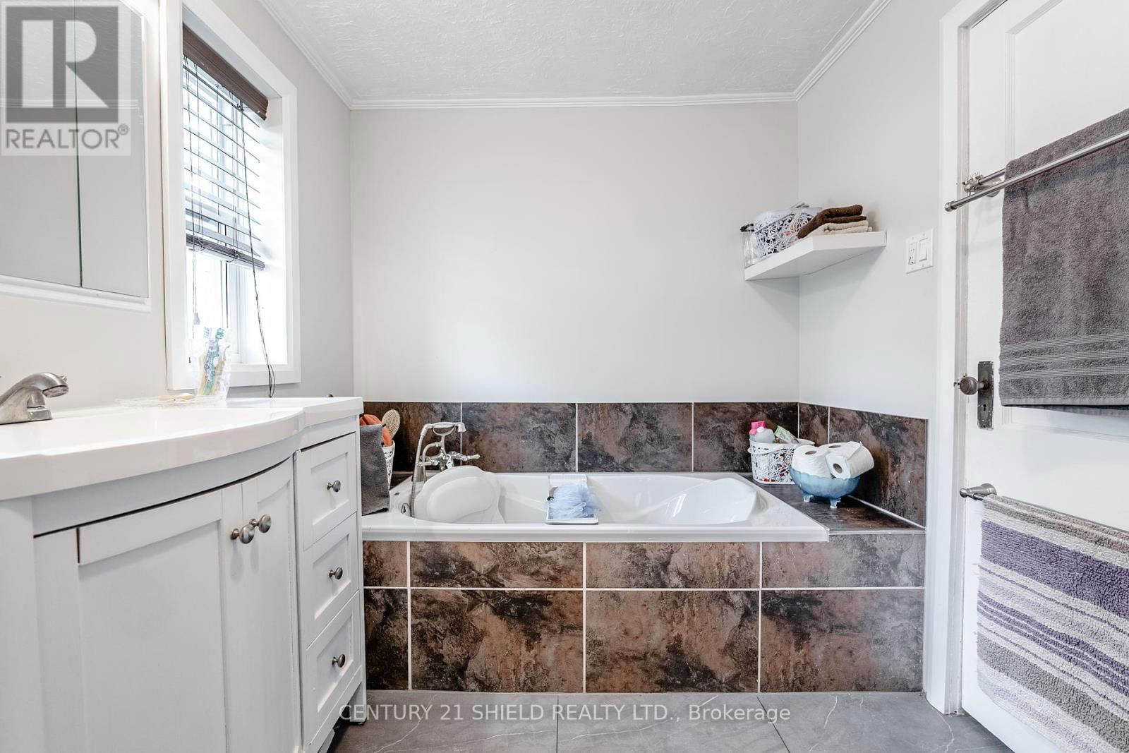 114 GLOUCESTER STREET NORTH Image 34