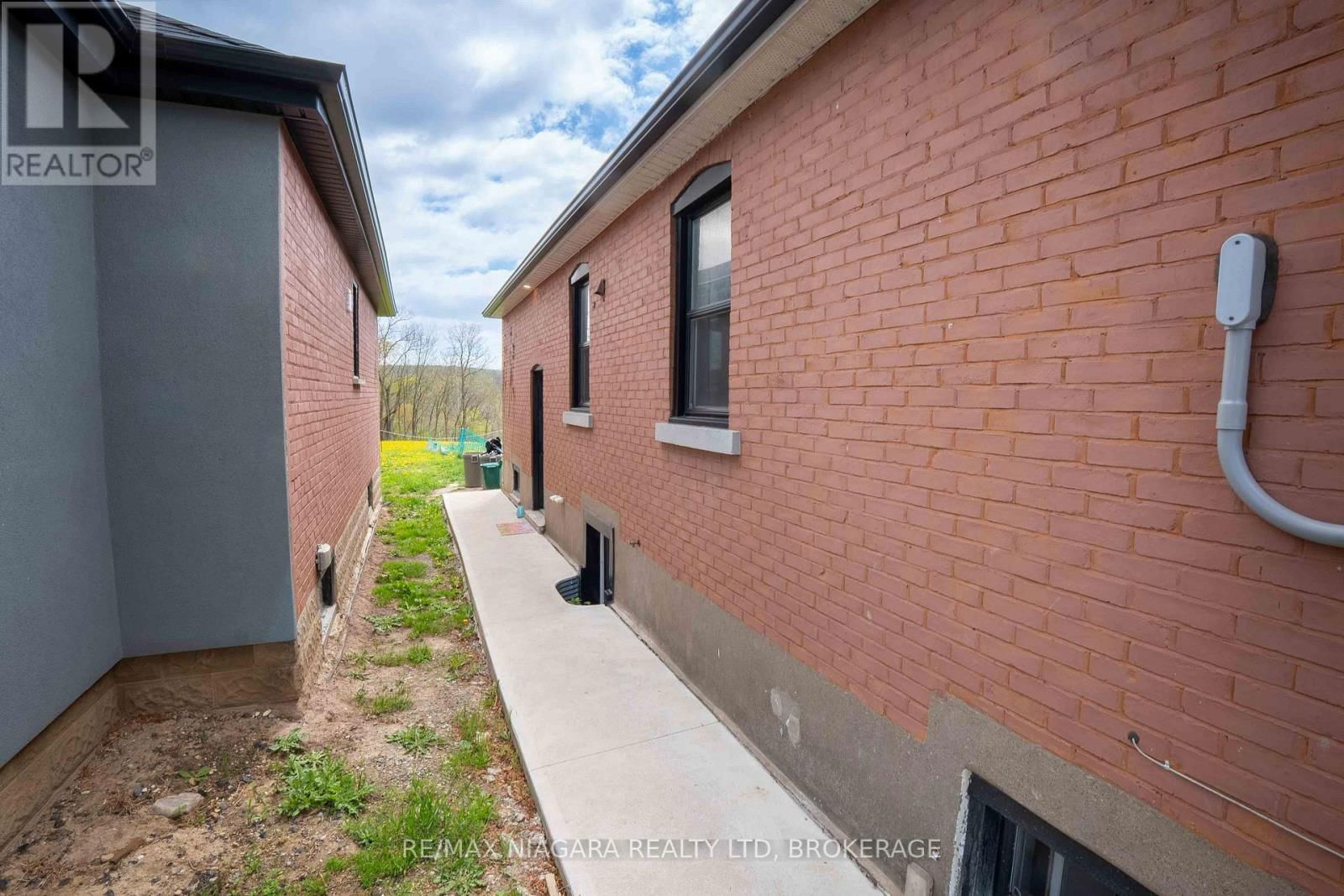 233 PELHAM ROAD Image 25