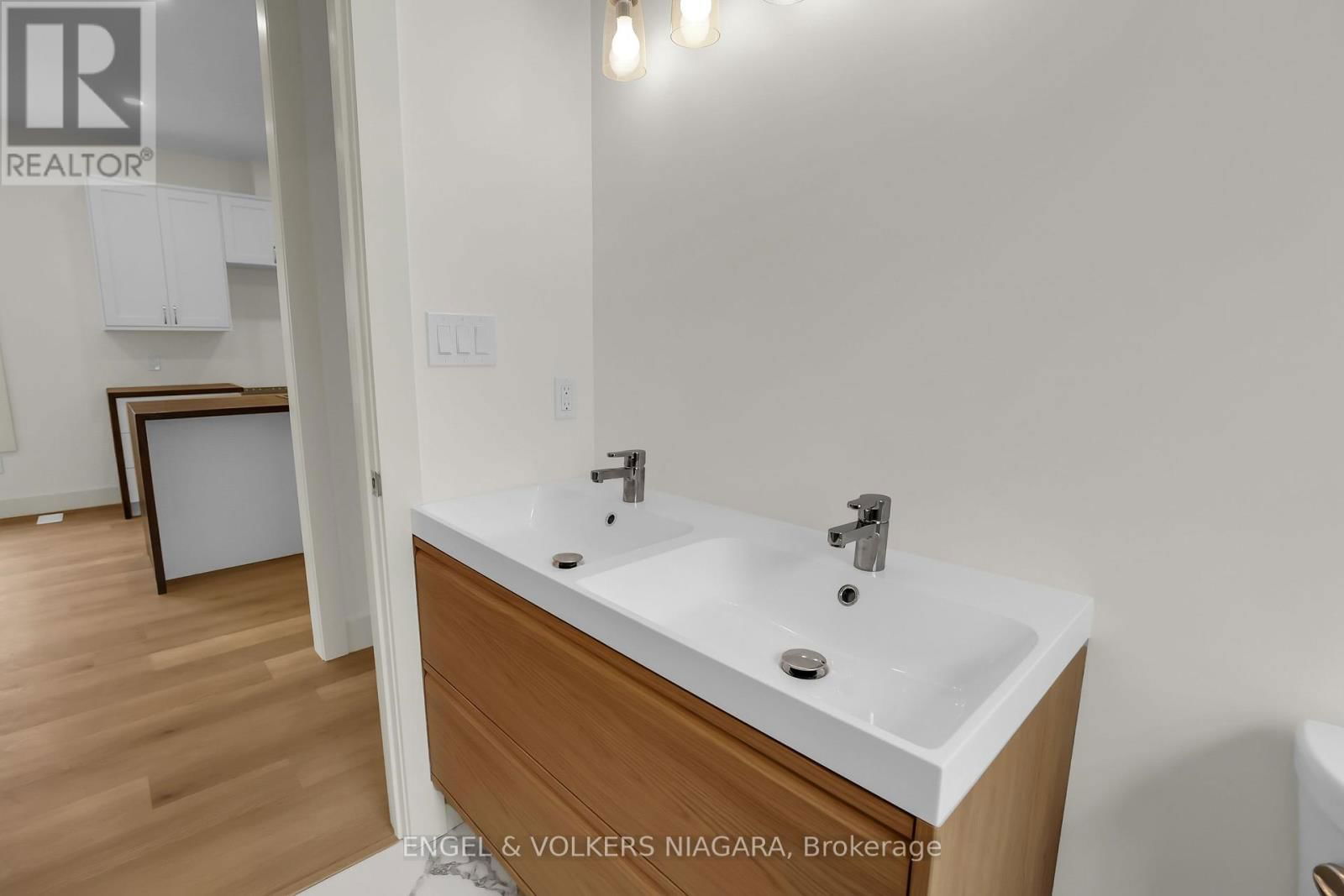 154 ROOSEVELT AVENUE Image 20